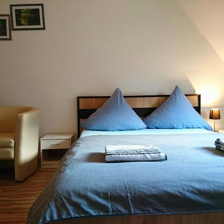 Nest City - Not A Hotel, Private Room With Shared Showers, No Parking, Breakfast, Or Kitchen, Towels Available For A Fee, Check-In 4 Pm To 11 Pm Konstanz Dış mekan fotoğraf