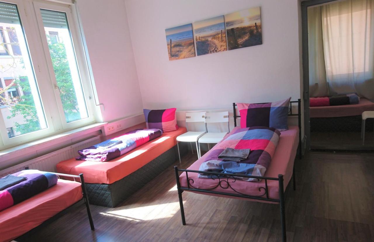 Nest City - Not A Hotel, Private Room With Shared Showers, No Parking, Breakfast, Or Kitchen, Towels Available For A Fee, Check-In 4 Pm To 11 Pm Konstanz Dış mekan fotoğraf