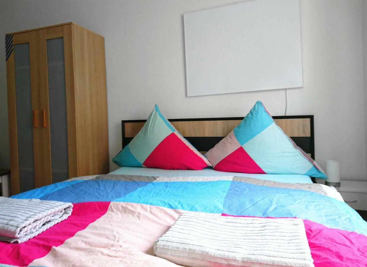Nest City - Not A Hotel, Private Room With Shared Showers, No Parking, Breakfast, Or Kitchen, Towels Available For A Fee, Check-In 4 Pm To 11 Pm Konstanz Dış mekan fotoğraf